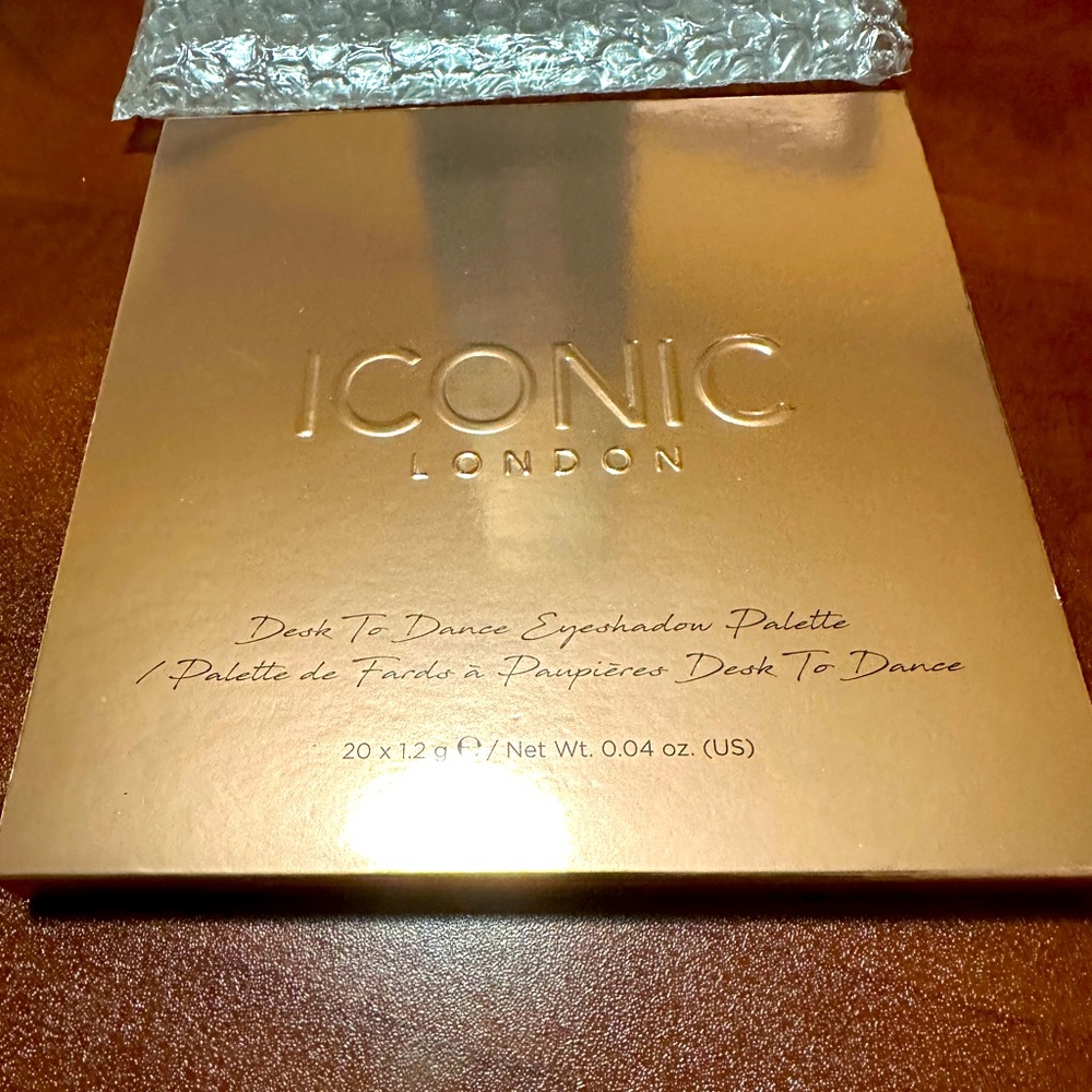 Iconic DESK TO DANCE eyeshadow palette